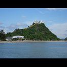 Die Erhebung mit dem Kloster Khao Chong Krachok in der Mitte der Prachuap-Bucht